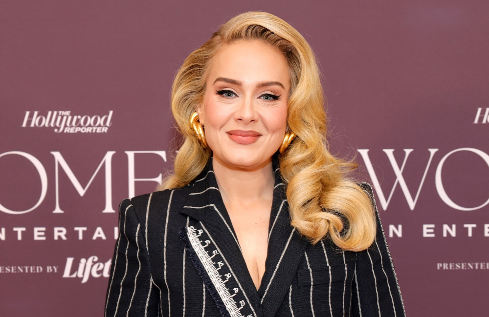 Adele remet un spectateur homophobe à sa place en plein concert : "Êtes-vous stupide ?"