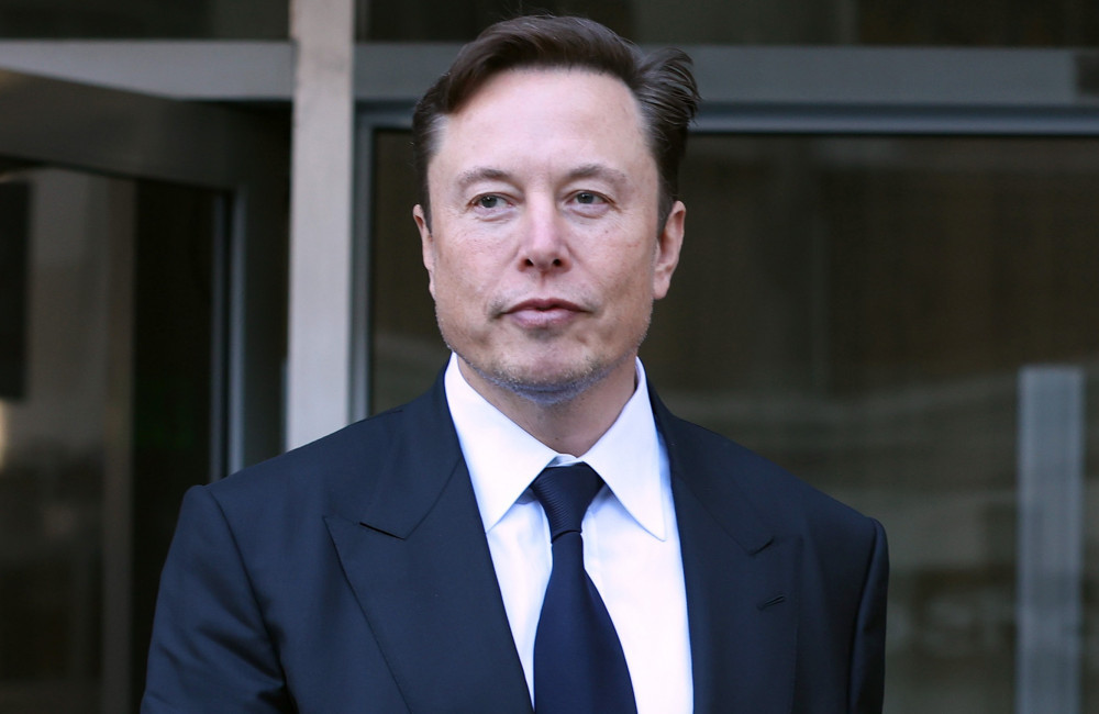 Elon Musk admet qu’il écoute des podcasts sur la chute de la civilisation avant de dormir