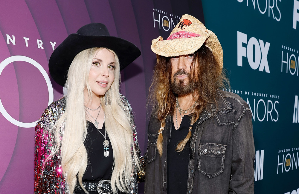 Billy Ray Cyrus accuse sa femme Firerose de maltraitance