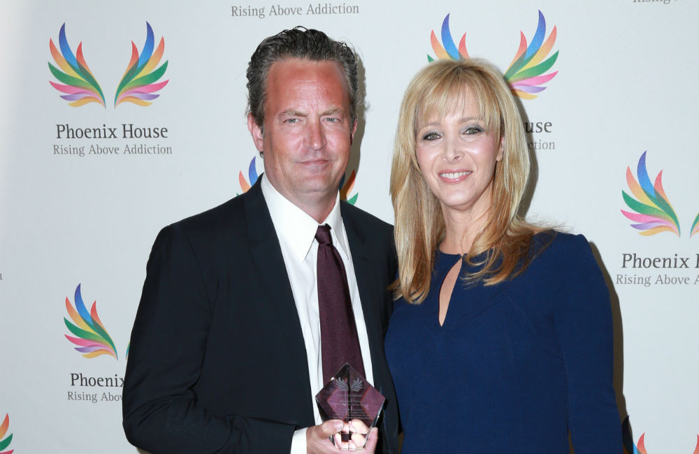 Lisa Kudrow révèle la façon dont elle rend hommage à Matthew Perry dans sa vie de tous les jours