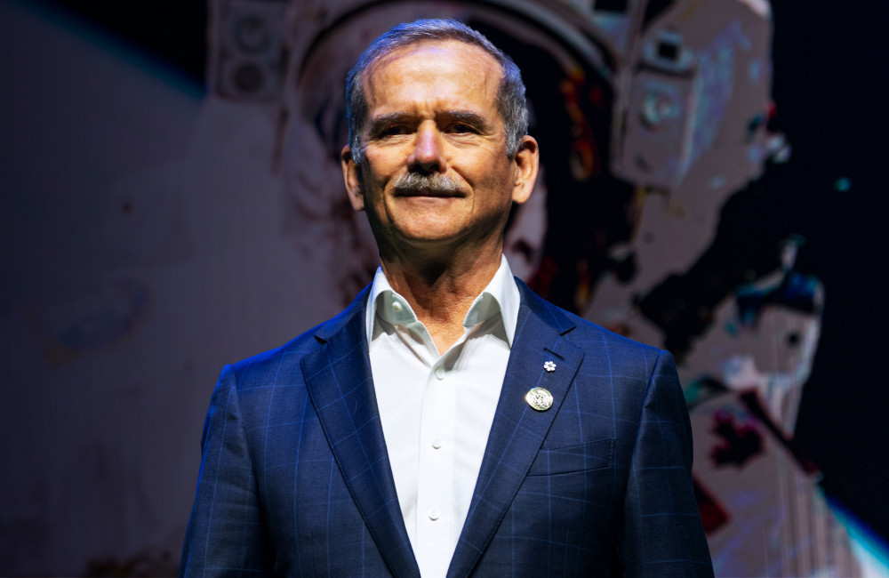 L'astronaute Chris Hadfield présente des images inédites de l'espace lors d'une tournée au Royaume-Uni et en Irlande