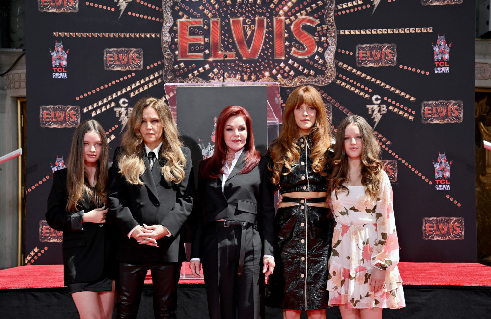 Riley Keough affirme que sa mère Lisa Marie Presley se ficherait des réactions sur le fait qu'elle a gardé le corps de son fils chez elle