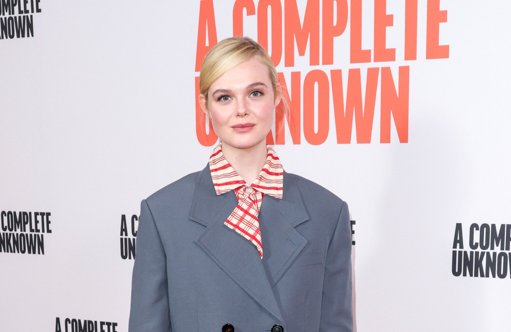 Elle Fanning essaie de vaincre son addiction aux réseaux sociaux : "On ne peut pas s'empêcher de tomber dans le trou…"