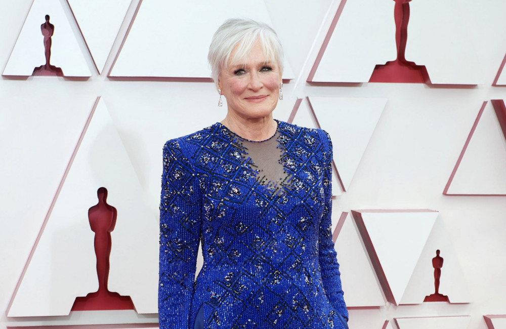 Glenn Close raconte sa soirée pyjama insolite avec Kim Kardashian : "On a bu des martinis…"