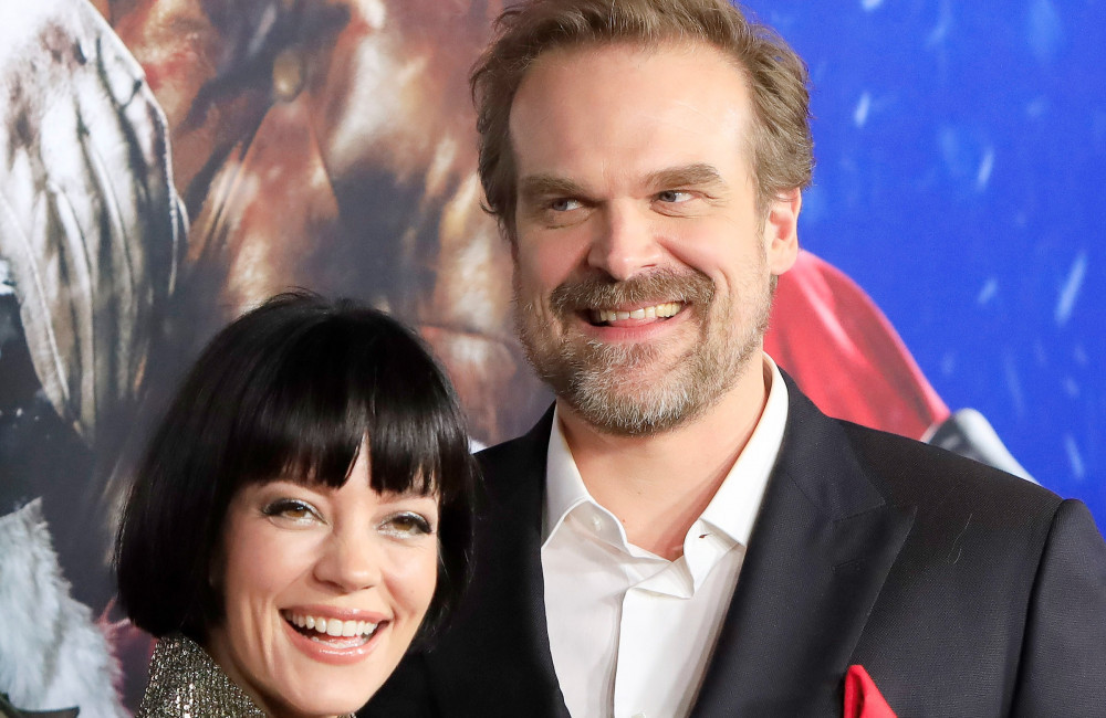 David Harbour brise son silence sur sa séparation de Lily Allen