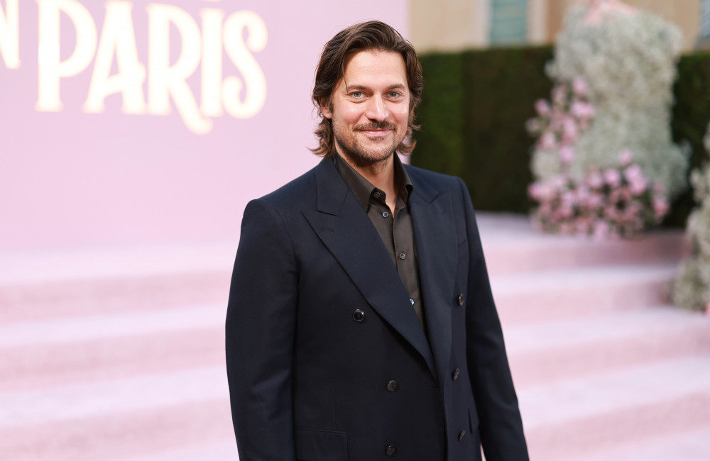Lucas Bravo : l'acteur d'"Emily in Paris" donne un aperçu de son histoire d'amour avec Shailene Woodley