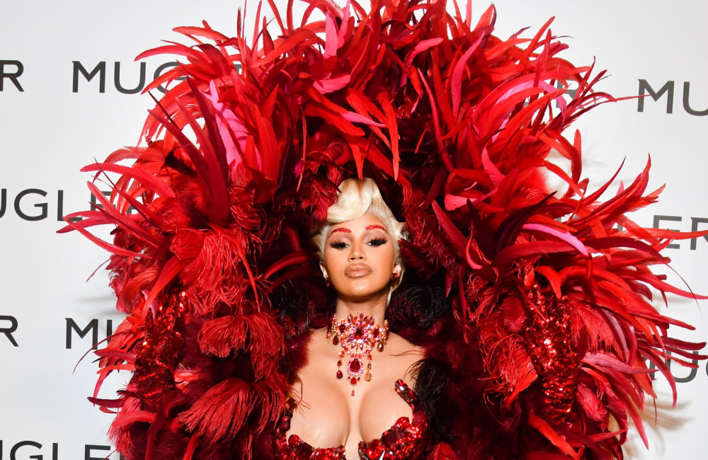 Cardi B pousse un coup de gueule contre les internautes : “Suis-je si belle que vous devez retoucher mes photos?”