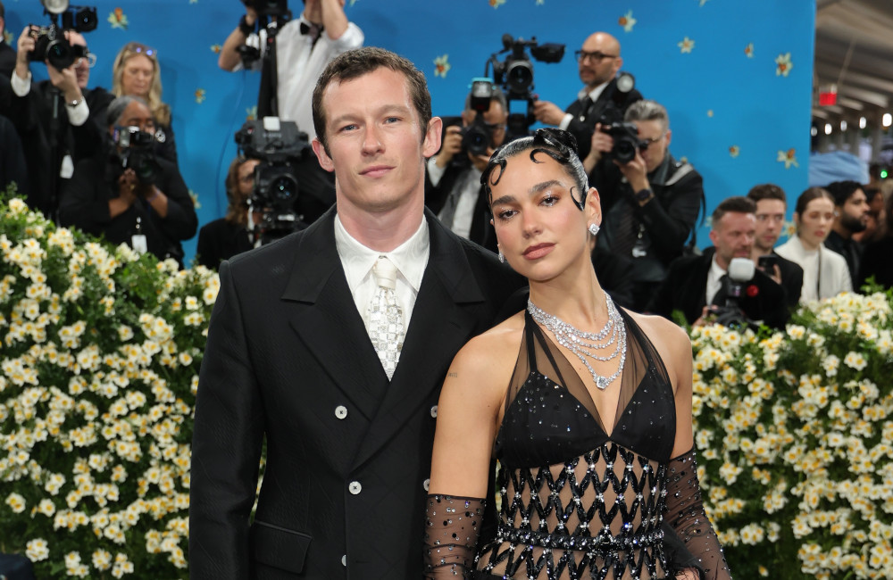 Dua Lipa et Callum Turner sont fiancés