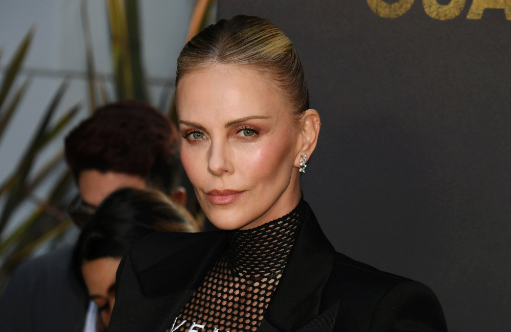 Charlize Theron lance une pique à Jeff Bezos et aux invités de son mariage : “Ils sont nuls”