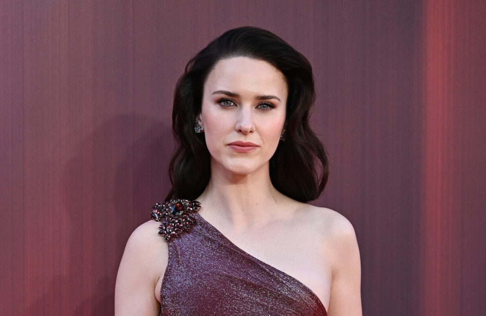 Rachel Brosnahan : l'actrice de "Superman"  fait appel à une sorcière pour se débarrasser d'une "malédiction"