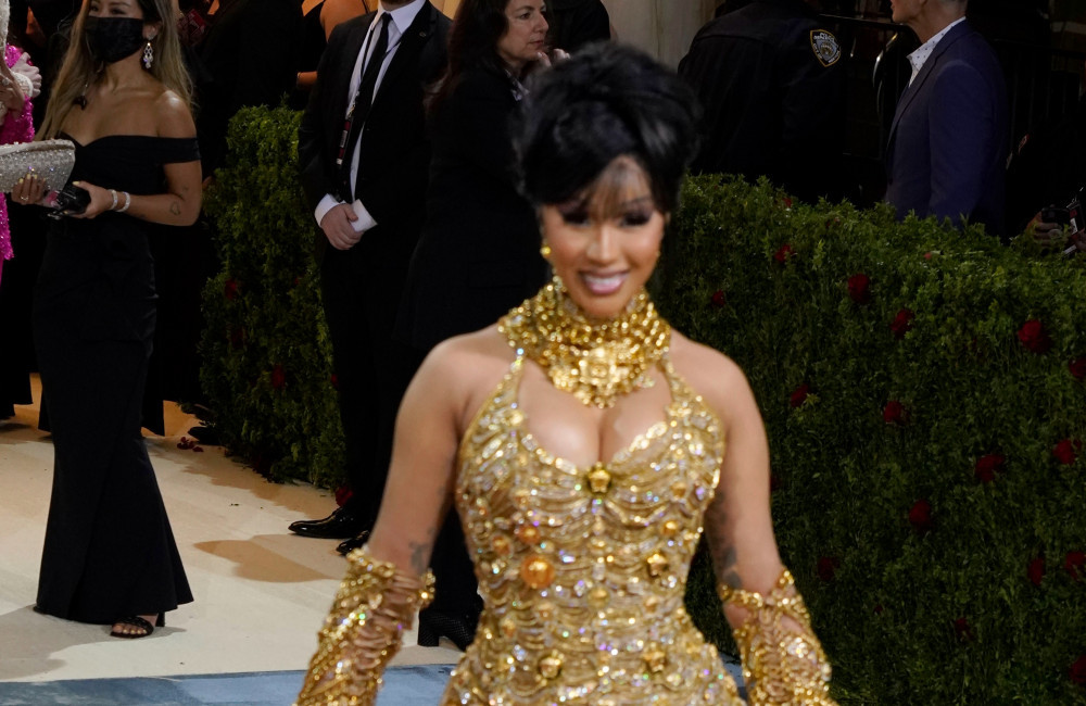 Cardi B poursuivie pour coups et blessures : la star aurait jeté un micro sur une fan