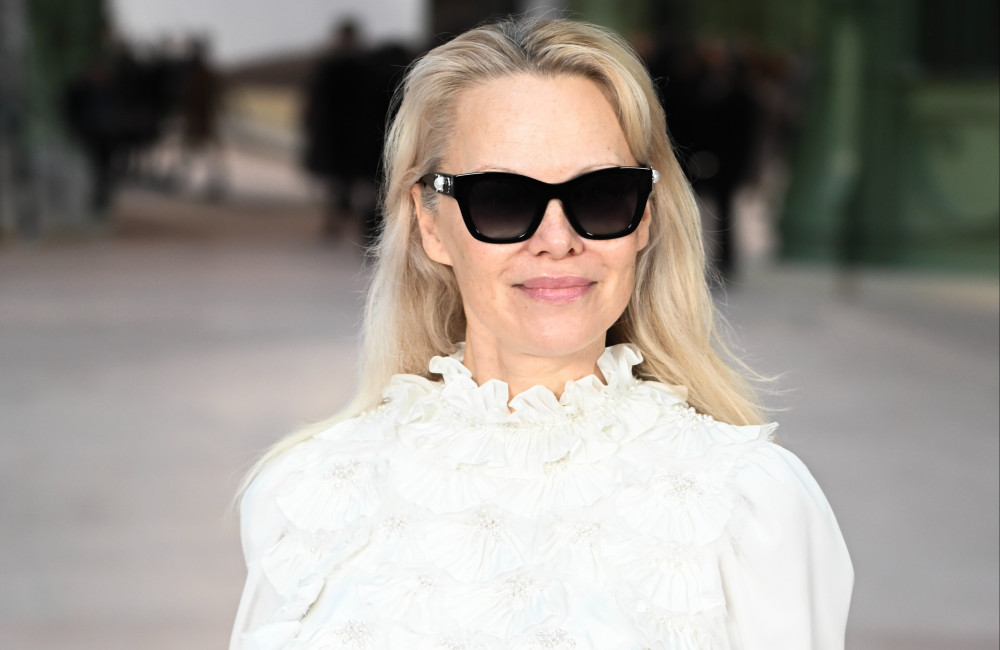 Pamela Anderson et Liam Neeson seraient en couple après être tombés amoureux sur un tournage