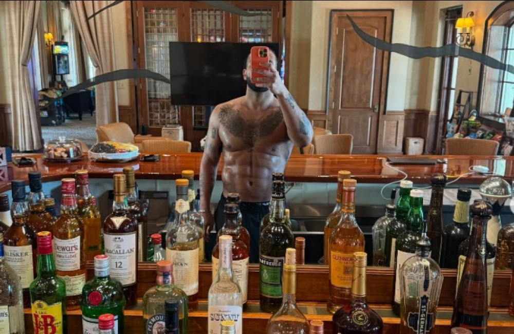 Drake admet avoir modifié un selfie de lui torse nu : "J'en ai un peu trop fait…"