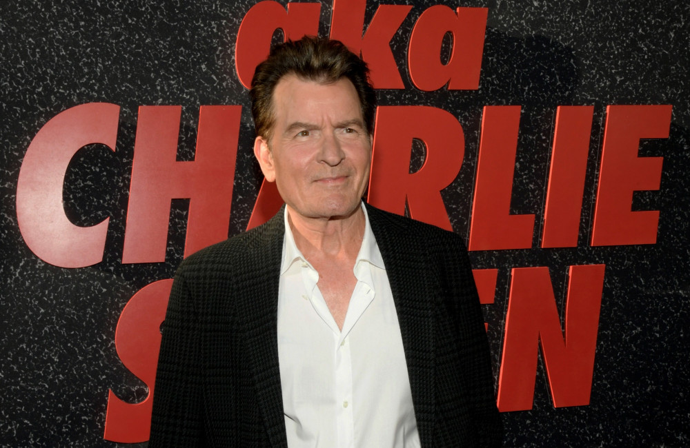 Charlie Sheen révèle que Bill Clinton a tenté de séduire sa petite amie