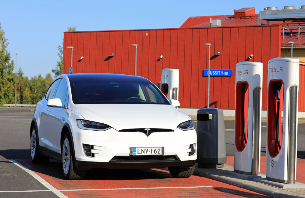 Tesla fait l'objet d'une enquête après que des voitures autonomes ont roulé du mauvais côté de la route