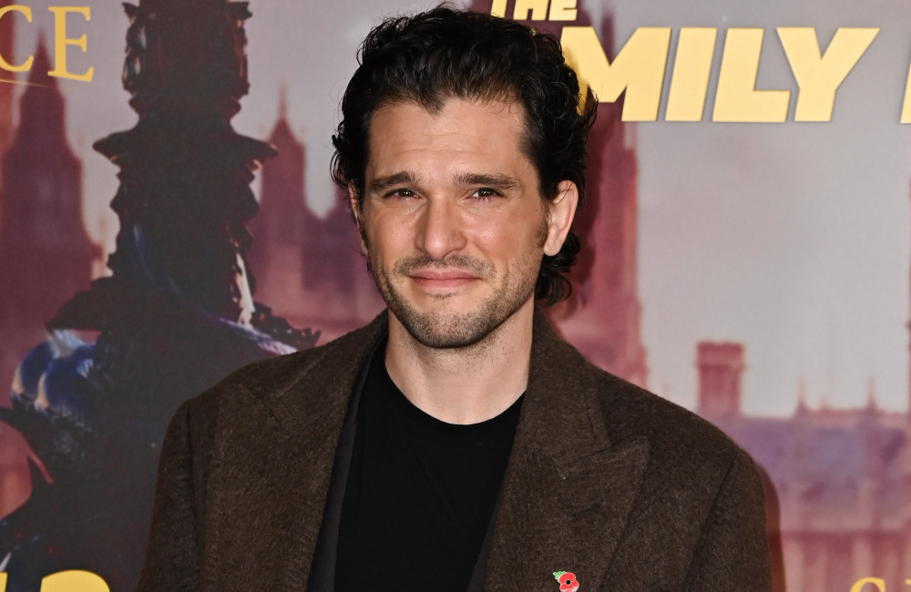 Kit Harington : l'acteur de "Game of Thrones" évoque son baiser gênant avec Sophie Turner pour leur dernier film