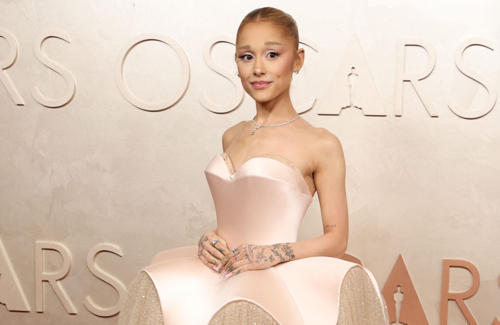 Ariana Grande annonce avoir testé positive au COVID