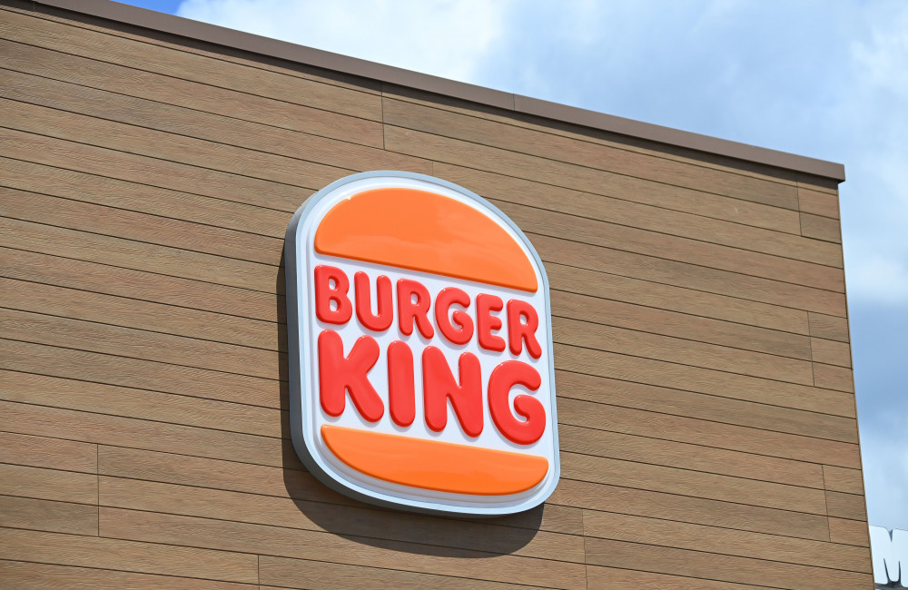 Burger King va déployer des casques IA pour surveiller la convivialité de son personnel