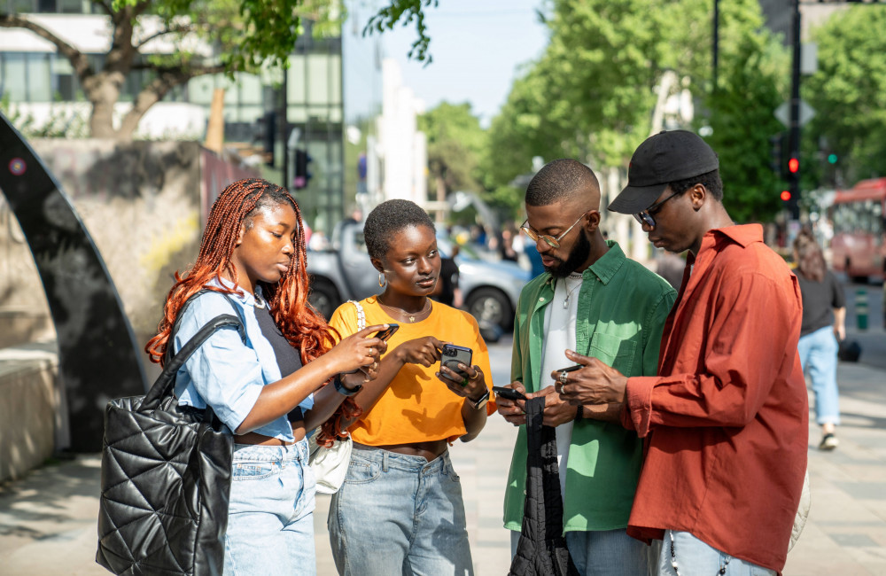 Le gouvernement britannique lance une consultation sur l'interdiction des réseaux sociaux pour les moins de 16 ans