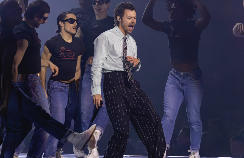 Harry Styles embrasse un comédien dans l'émission SNL pour faire taire ses détracteurs