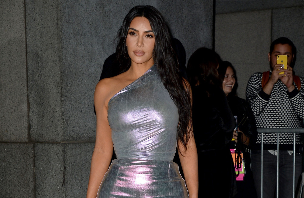 Un ami de Kim Kardashian a levé le voile sur sa relation avec Lewis Hamilton