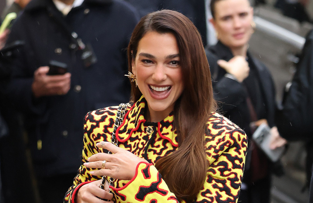 Dua Lipa poursuit Samsung en justice pour 15 millions de dollars