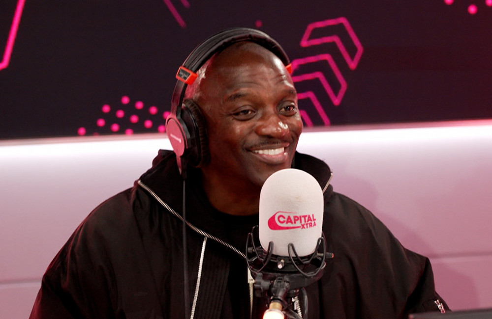 Akon en couple avec plusieurs femmes : le chanteur se confie sur son foyer polygame
