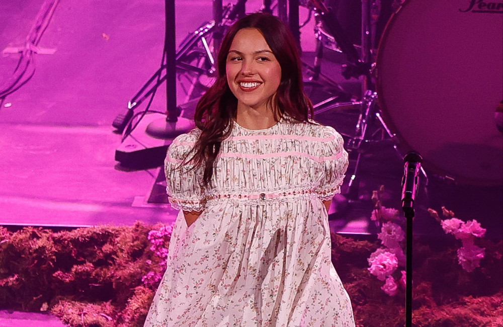 Olivia Rodrigo répond aux critiques sur ses tenues de scène : 'Ça m'a vraiment bouleversée…'