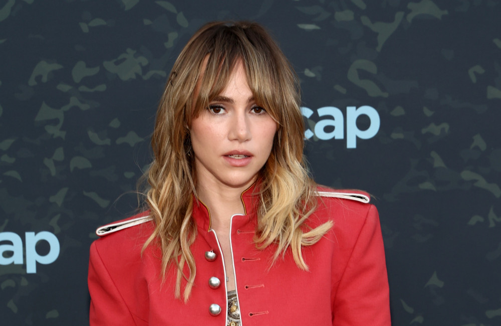 Suki Waterhouse confirme avoir été invitée au mariage de Taylor Swift et Travis Kelce