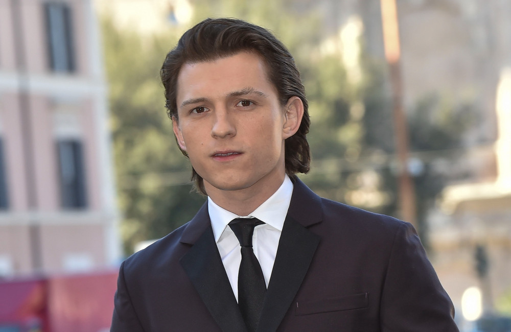 Tom Holland révèle pourquoi il a dû arrêter l'alcool : 'Je vidais le minibar et j'allais travailler le lendemain…'