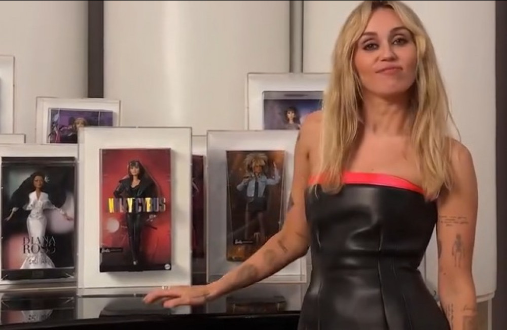 Miley Cyrus célèbre la sortie d'une poupée Barbie à son effigie
