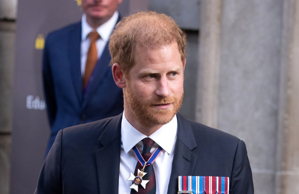 Une journaliste accuse le prince Harry de lui avoir mis 'une pilule blanche sur la langue'