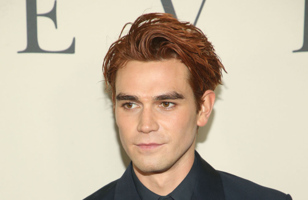 KJ Apa révèle que Cole Sprouse kui a donné un coup de poing sur le tournage de Riverdale