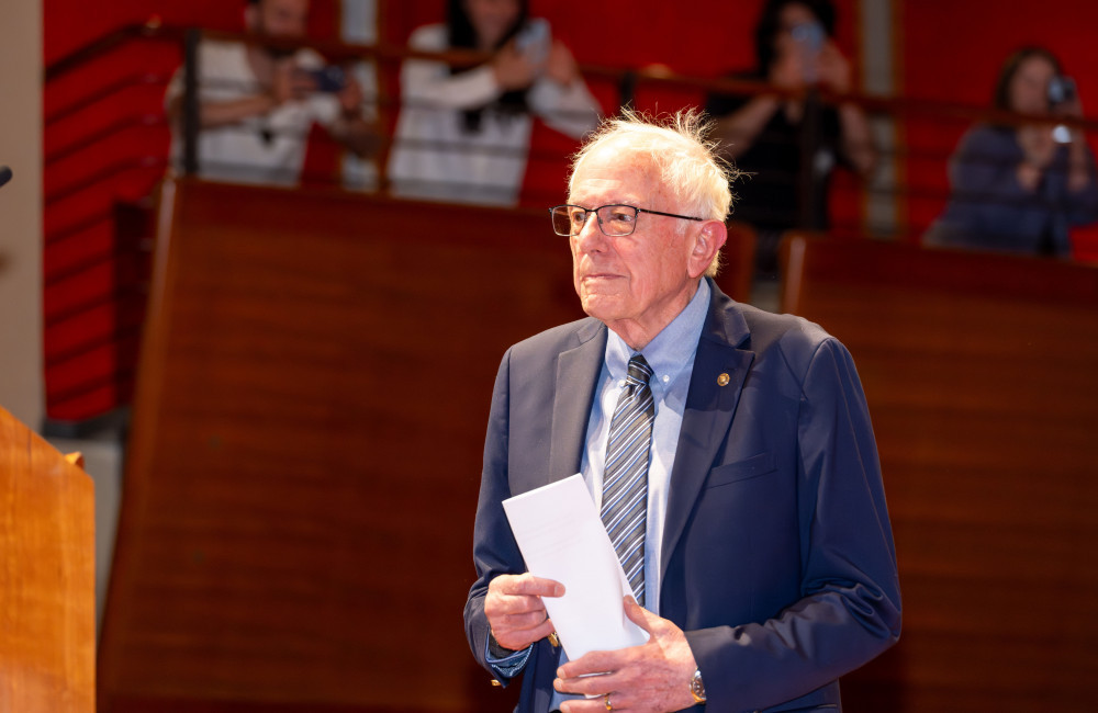 Bernie Sanders exhorte les géants de la technologie à 'suspendre le développement de l'IA'