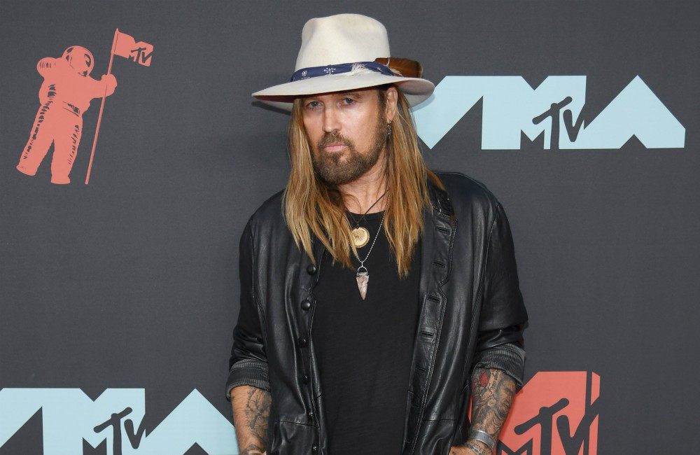 Billy Ray Cyrus dévoile une lettre écrite par Dolly Parton au début de sa carrière