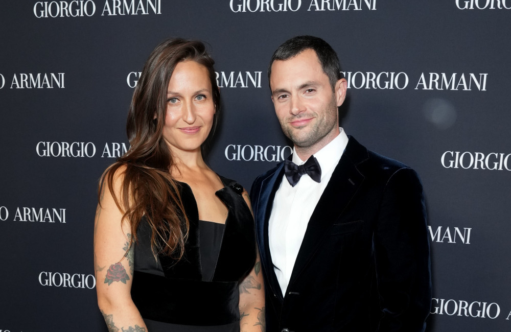 Domino Kirke répond à ceux qui l'accusent d'avoir interdit à Penn Badgley de tourner des scènes intimes