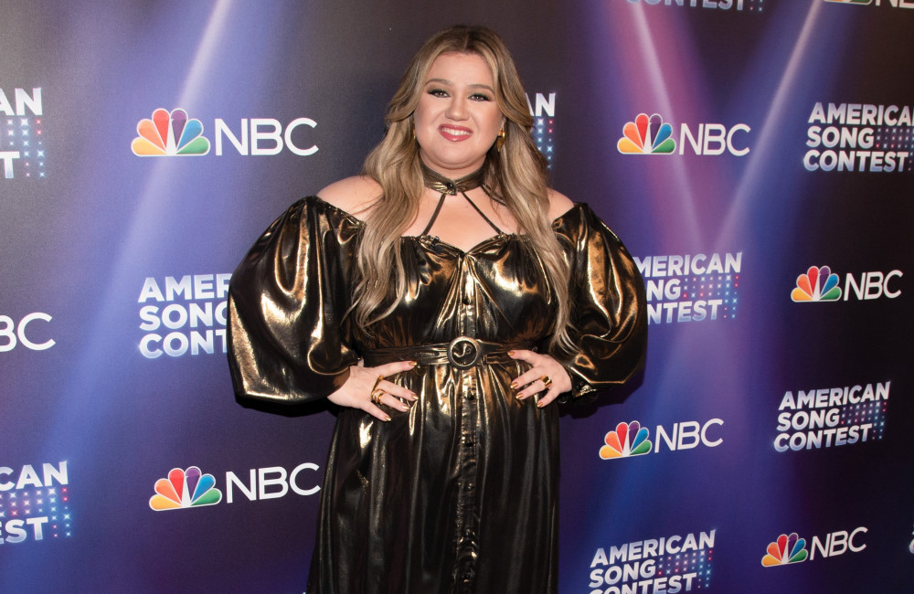 Le commerçant que Kelly Clarkson accuse de l'avoir snobée répond à ses accusations