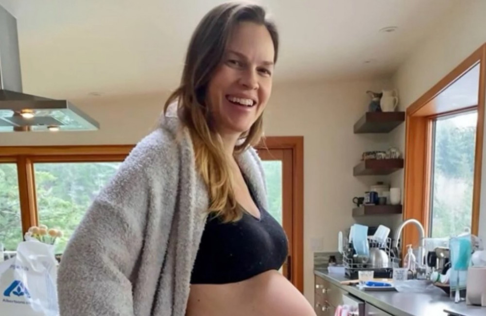 Enceinte à 52 ans, l'actrice Hilary Swank recadre les mauvaises langues